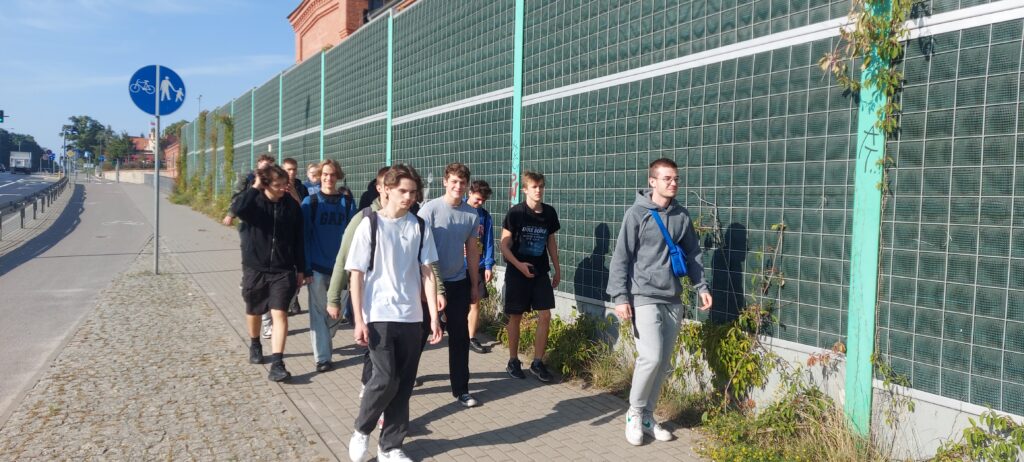 Uczniowie udający się do Radia Olsztyn