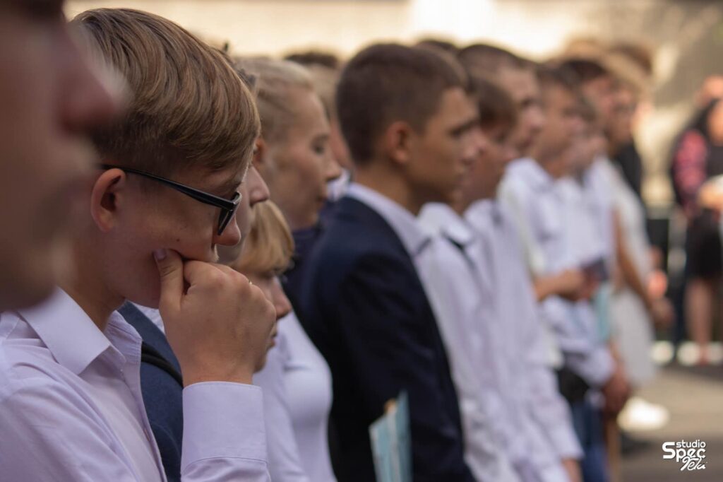 Uczniowie klas pierwszych ZSEiT podczas apelu rozpoczynającego rok szkolny 2023/2024