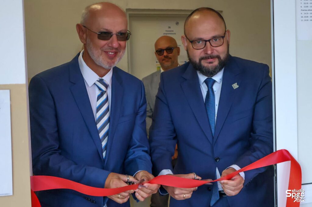 Prezes firmy Corab Henryk Biały i dyrektor ZSEiT Grzegorz Górski otwierają nowa pracownię ufundowana przez firmę Corab