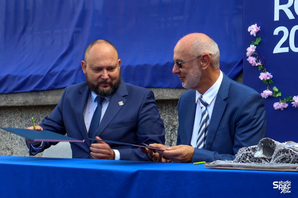 Dyrektor ZSEiT Grzegorz Górski oraz prezes firmy Corab Henryk Biały podpisują umowę partnerską