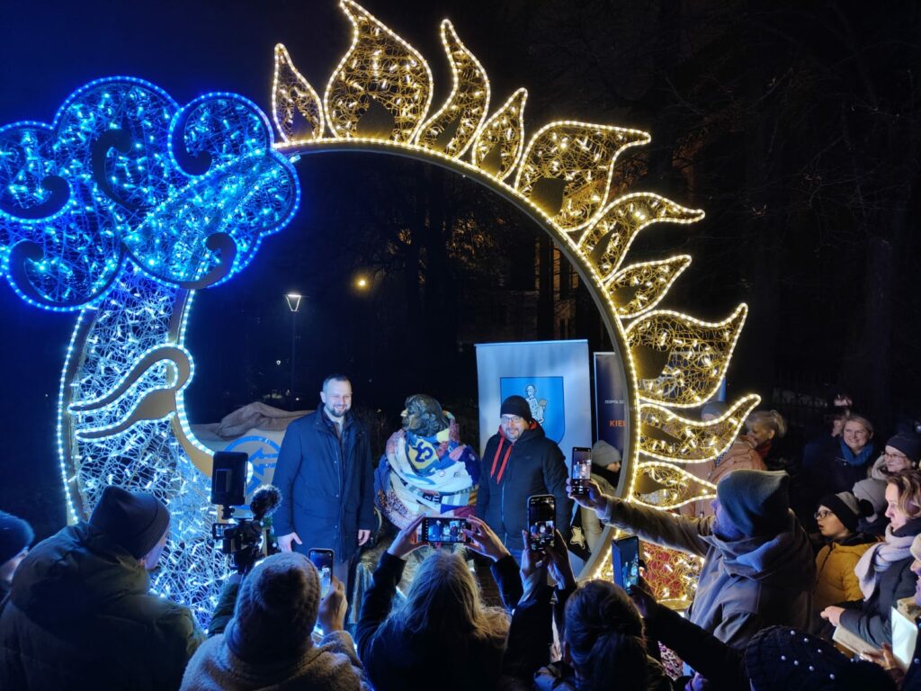 Finał akcji „Ubierzmy Mikołaja na zimę” – 24-metrowy szalik i świąteczna wspólnota w Olsztynie