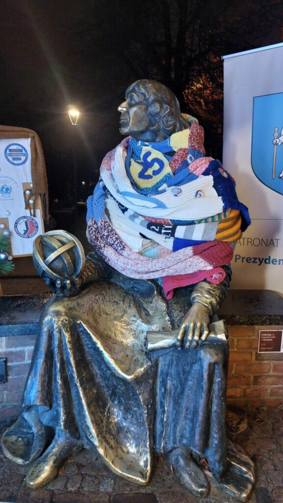 Finał akcji „Ubierzmy Mikołaja na zimę” – 24-metrowy szalik i świąteczna wspólnota w Olsztynie