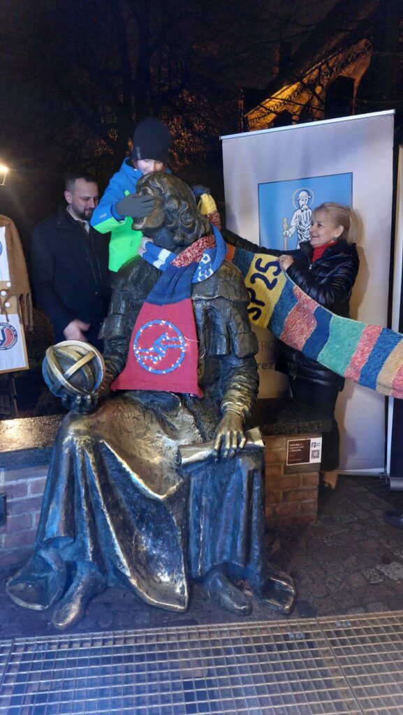 Finał akcji „Ubierzmy Mikołaja na zimę” – 24-metrowy szalik i świąteczna wspólnota w Olsztynie