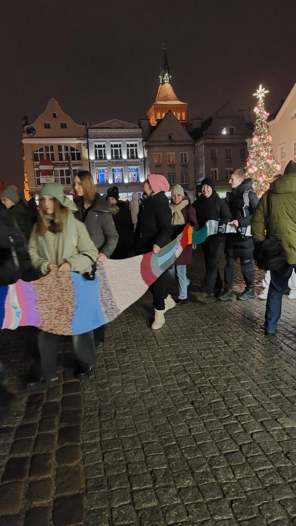 Finał akcji „Ubierzmy Mikołaja na zimę” – 24-metrowy szalik i świąteczna wspólnota w Olsztynie