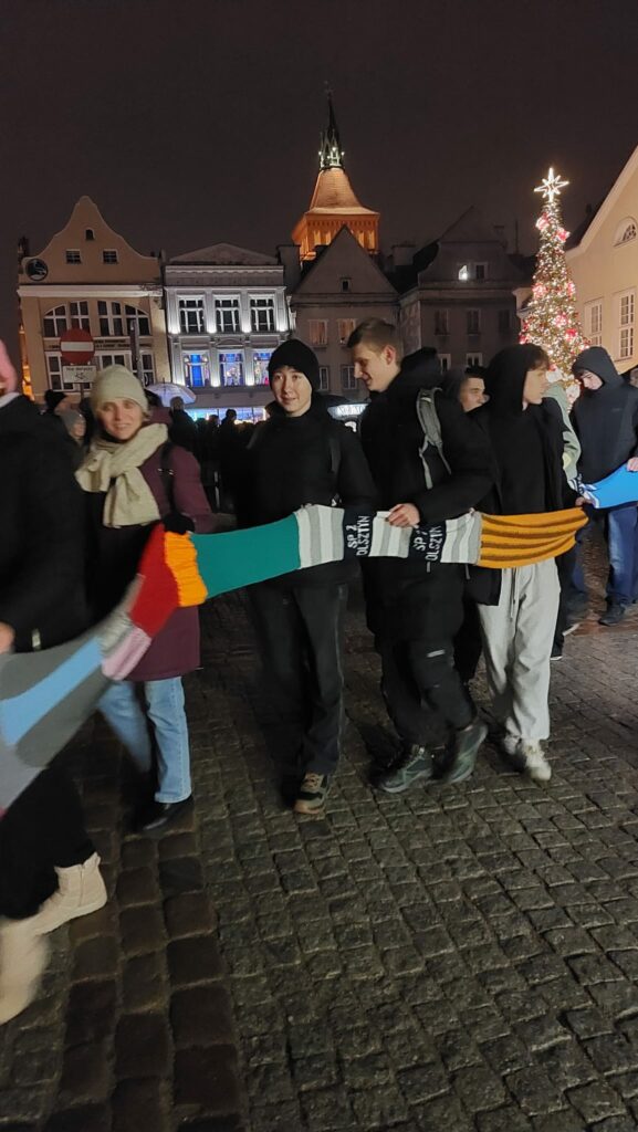 Finał akcji „Ubierzmy Mikołaja na zimę” – 24-metrowy szalik i świąteczna wspólnota w Olsztynie