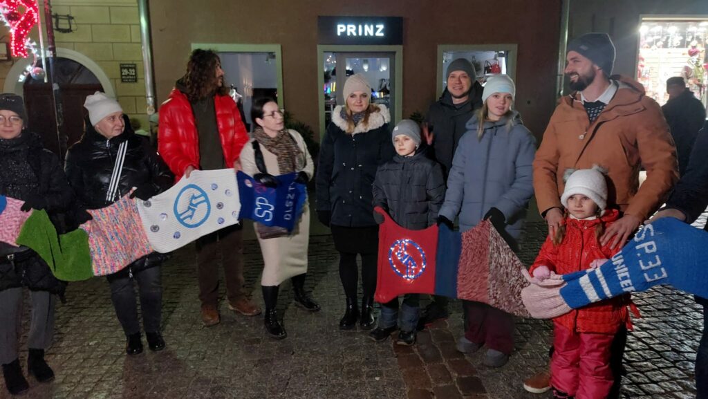 Finał akcji „Ubierzmy Mikołaja na zimę” – 24-metrowy szalik i świąteczna wspólnota w Olsztynie
