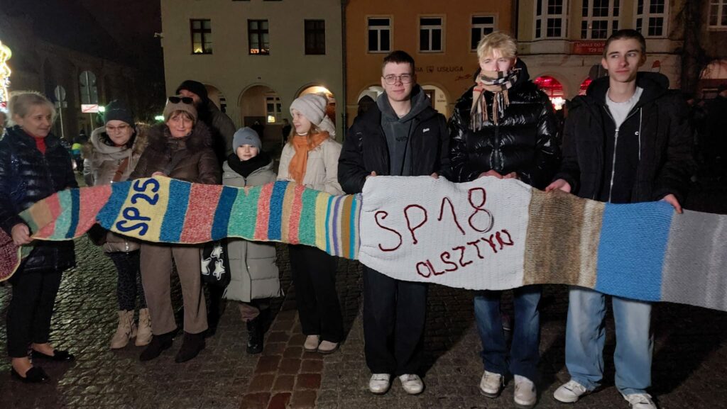 Finał akcji „Ubierzmy Mikołaja na zimę” – 24-metrowy szalik i świąteczna wspólnota w Olsztynie