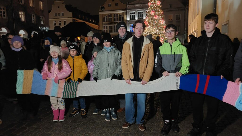Finał akcji „Ubierzmy Mikołaja na zimę” – 24-metrowy szalik i świąteczna wspólnota w Olsztynie