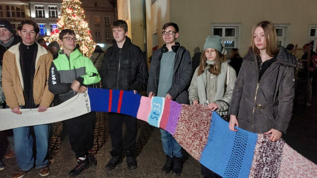 Finał akcji „Ubierzmy Mikołaja na zimę” – 24-metrowy szalik i świąteczna wspólnota w Olsztynie