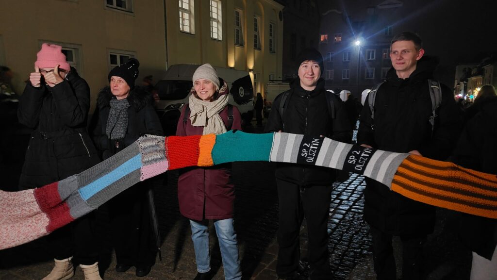 Finał akcji „Ubierzmy Mikołaja na zimę” – 24-metrowy szalik i świąteczna wspólnota w Olsztynie