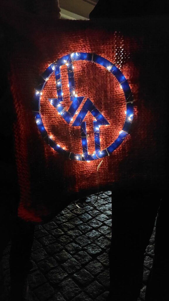 Finał akcji „Ubierzmy Mikołaja na zimę” – 24-metrowy szalik i świąteczna wspólnota w Olsztynie