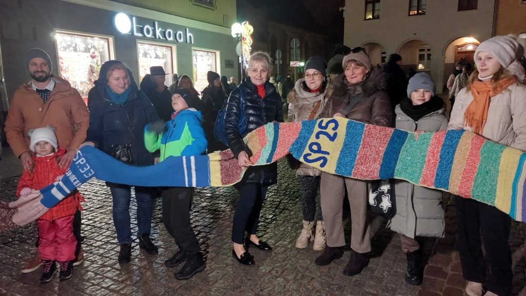 Finał akcji „Ubierzmy Mikołaja na zimę” – 24-metrowy szalik i świąteczna wspólnota w Olsztynie