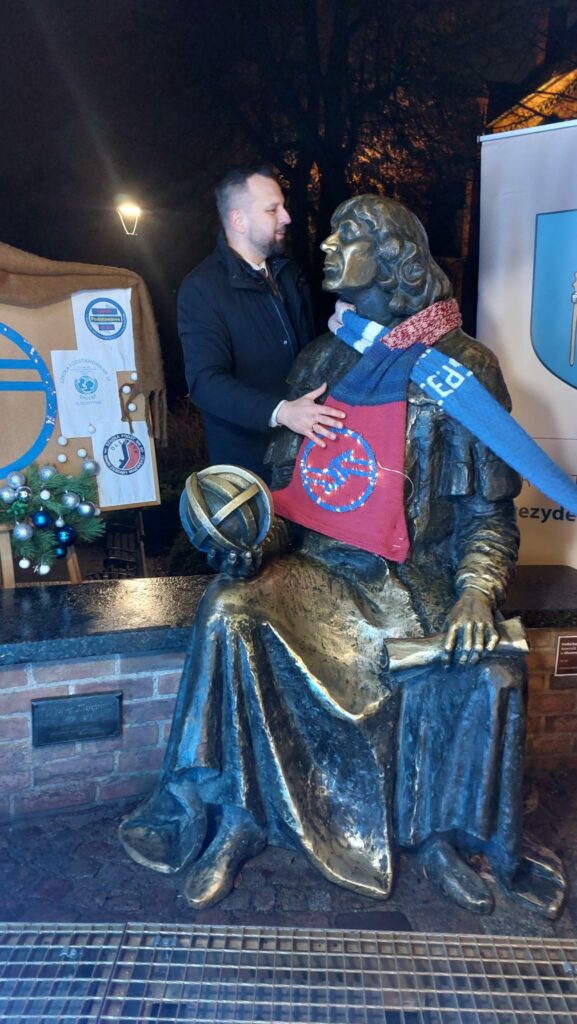 Finał akcji „Ubierzmy Mikołaja na zimę” – 24-metrowy szalik i świąteczna wspólnota w Olsztynie