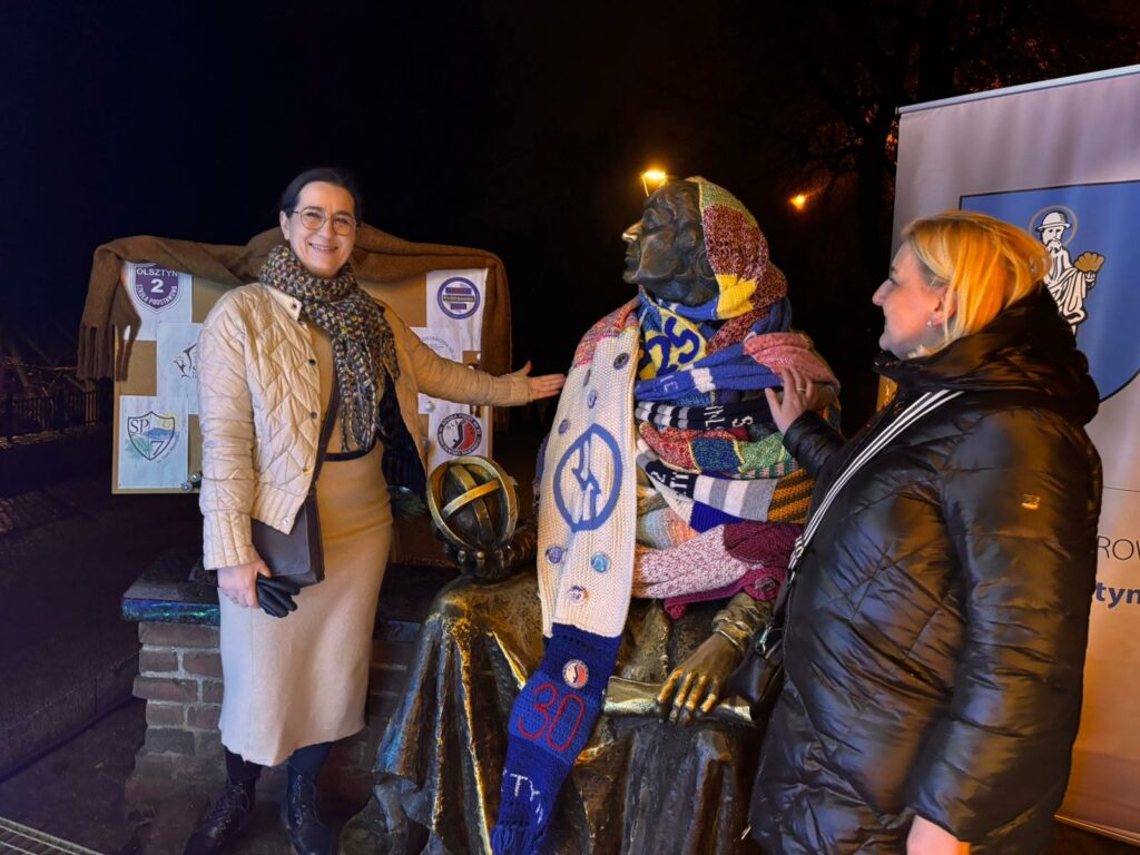 Finał akcji „Ubierzmy Mikołaja na zimę” – 24-metrowy szalik i świąteczna wspólnota w Olsztynie