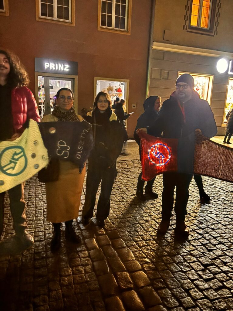 Finał akcji „Ubierzmy Mikołaja na zimę” – 24-metrowy szalik i świąteczna wspólnota w Olsztynie